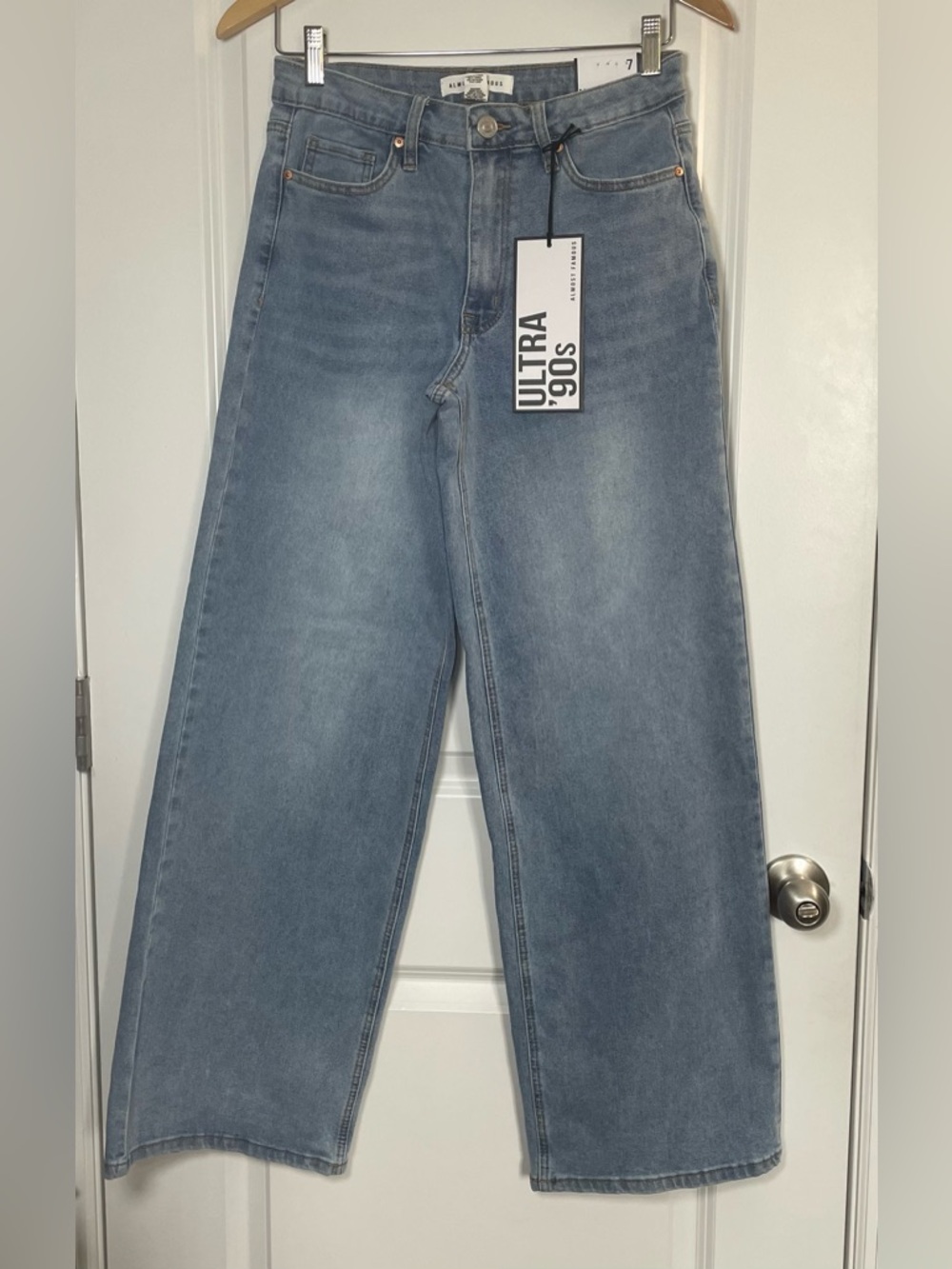 Almost Famous Ultra 90s Jeans Wide Leg High Rise Light Wash Size 7 NWT